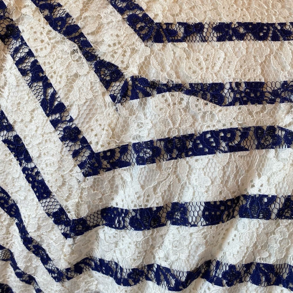 Chevron Patterned Lace White/Blue-Size XXL